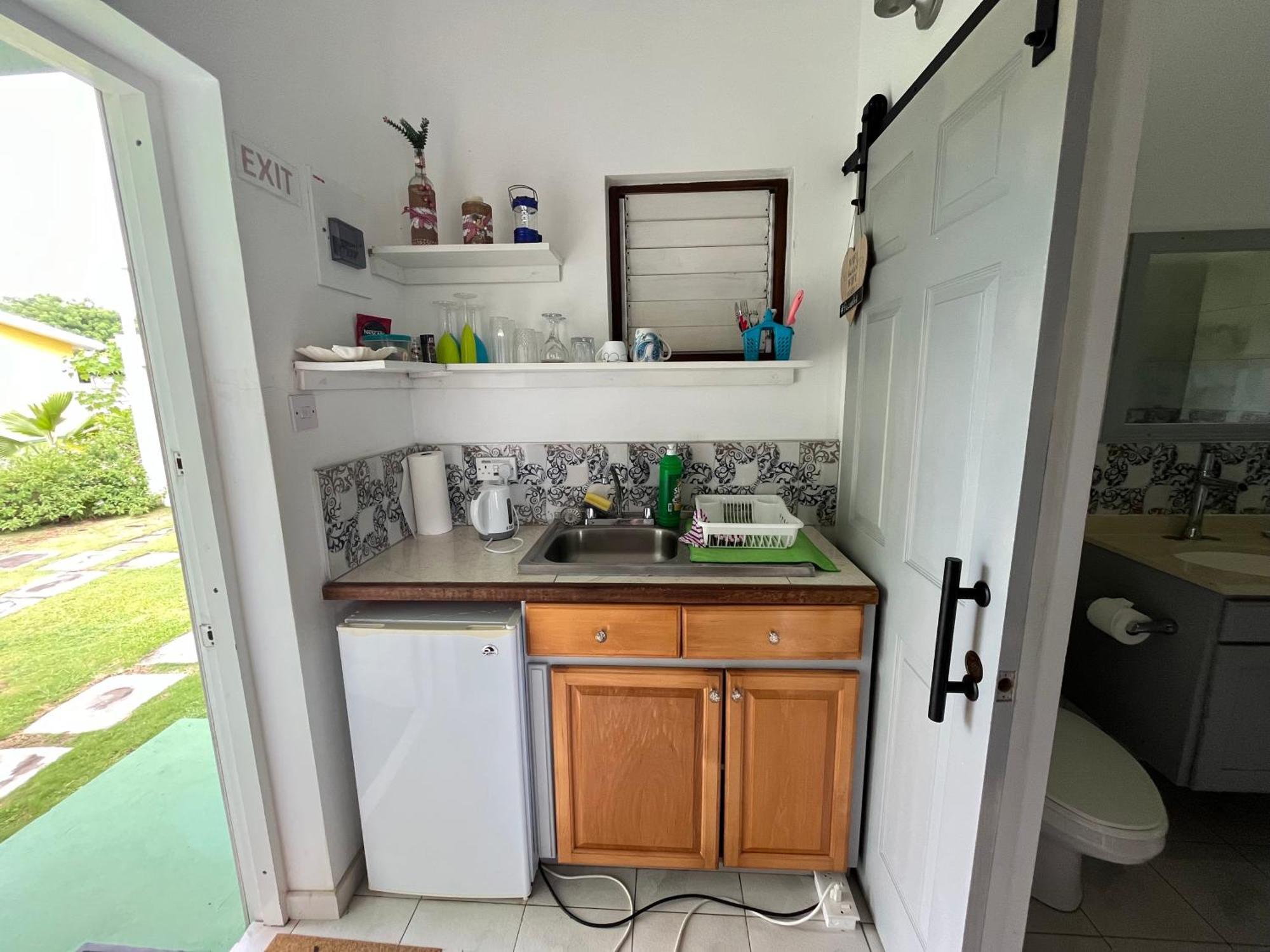 Waves Villa Guesthouse Кингстаун Экстерьер фото