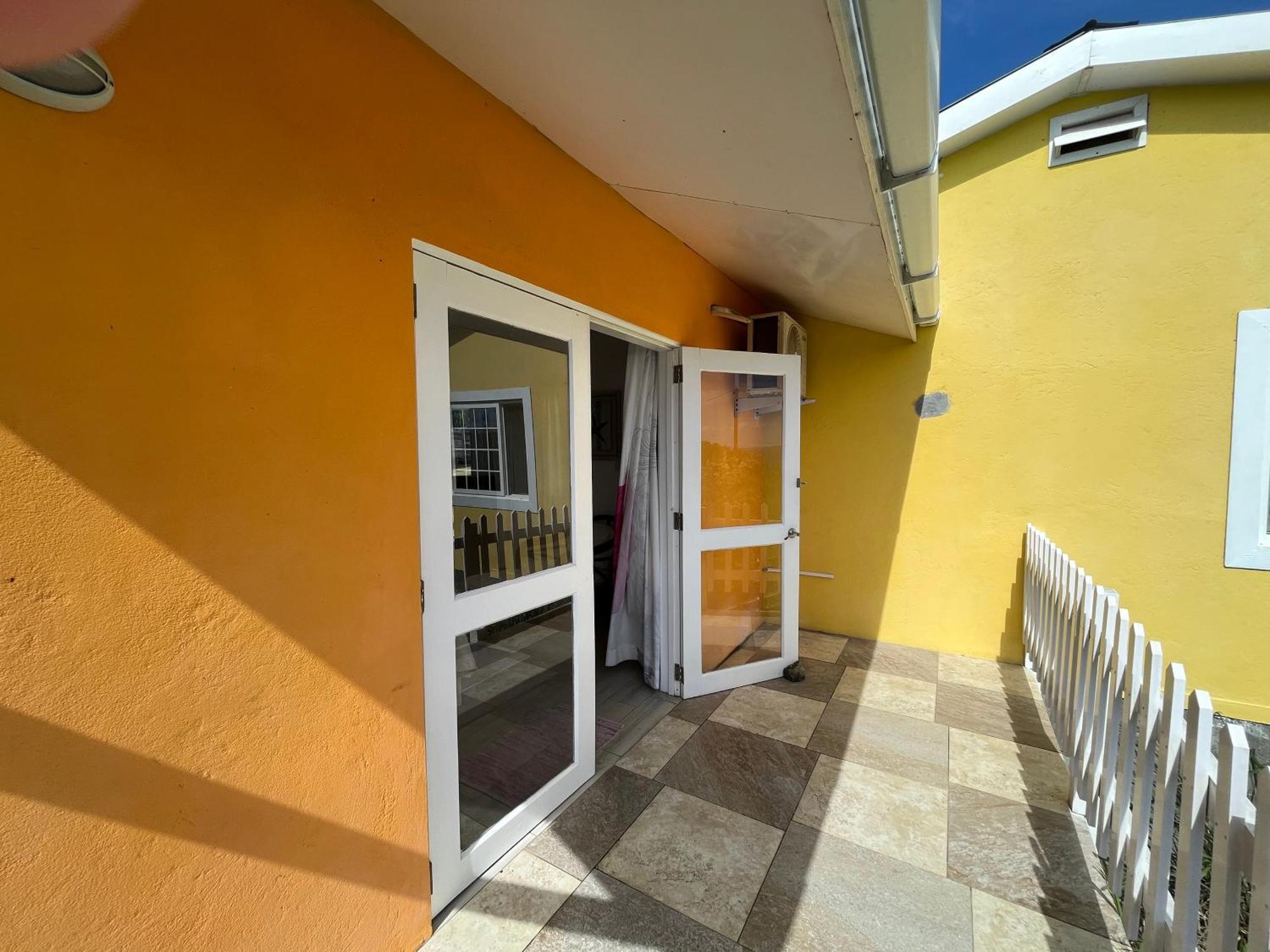 Waves Villa Guesthouse Кингстаун Экстерьер фото